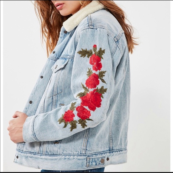 ✅SOLD Levi’s Sherpa Rose Embroidered Denim Jacket - Picture 3 of 8